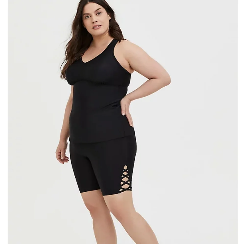 New lattice black strappy short